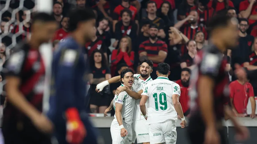 Palmeiras vence Athletico-PR em Curitiba e assume liderança do Brasileirão