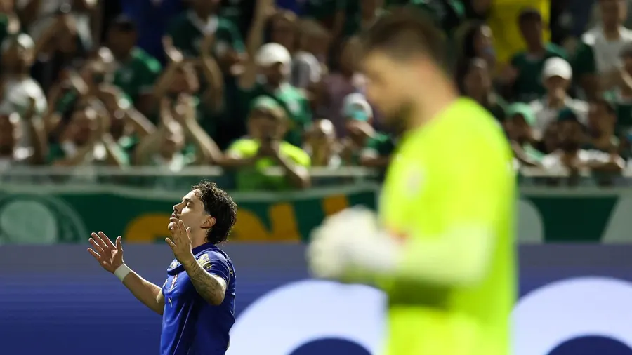 Palmeiras bate Red Bull Bragantino e assume liderança do Brasileirão